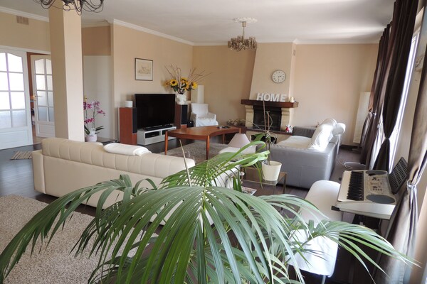 Foto van Villa met verwarmd zwembad en indrukwekkend uitzicht in afwisselende omgeving - LivingRoom