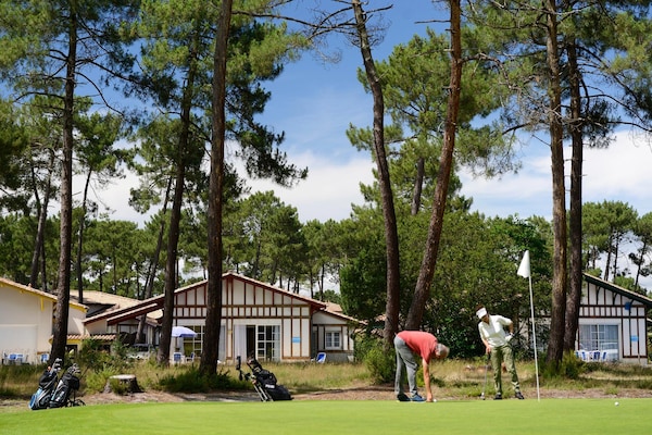 Foto van Villa in Frankrijk met Golfbaan & Zwembad - Vakantiehuis in Gujan Mestras - ExteriorSummer