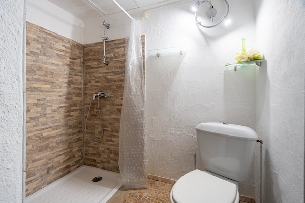 Foto van Majestueus vakantiehuis in Laroque met hottub - Vakantiehuis in Laroque - BathRoom