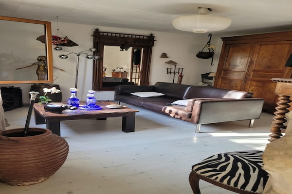 Foto van Majestueus vakantiehuis in Laroque met hottub - Vakantiehuis in Laroque - LivingRoom