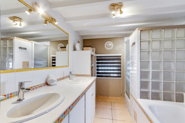 Foto van Landelijk gelegen vakantiehuis met zwembad - Vakantiehuis in RENAISON - BathRoom