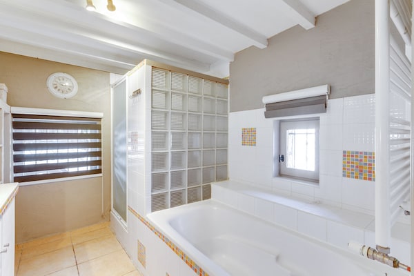 Foto van Landelijk gelegen vakantiehuis met zwembad - Vakantiehuis in RENAISON - BathRoom