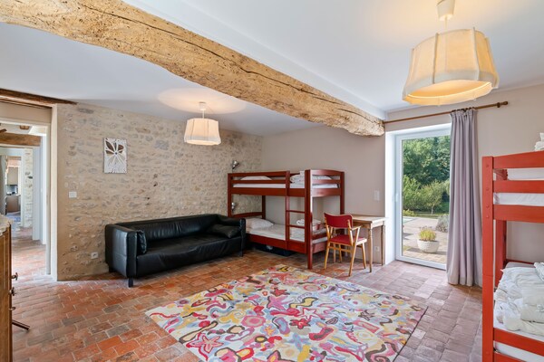 Foto van Boerderij in Yèvre-le-Châtel met Verwarmd Zwembad - BedRoom