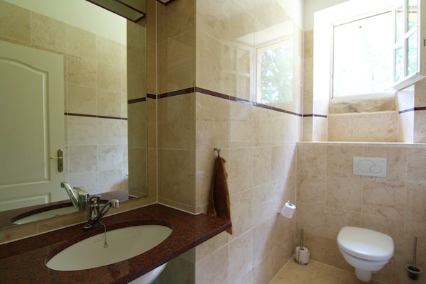 Foto van Weelderig landhuis met privé zwembad - Vakantiehuis in Marminiac - BathRoom