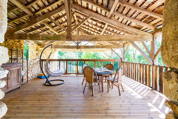 Foto van Gerenoveerde boerderij in Soturac met zwembad - Vakantiehuis in Soturac - TerraceBalcony