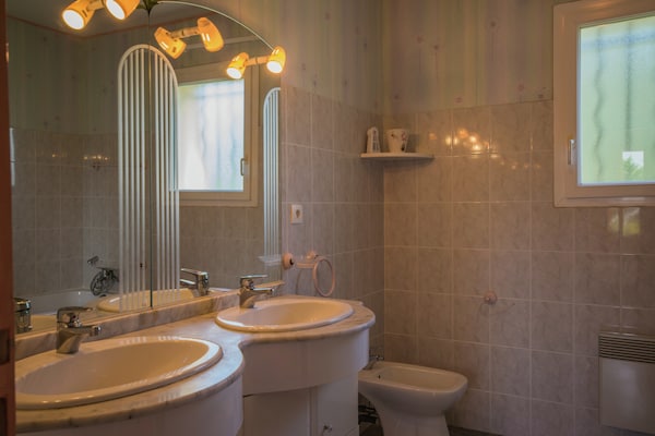 Foto van Panoramische villa aan het zwembad - Vakantiehuis in La Croix-Blanche - BathRoom