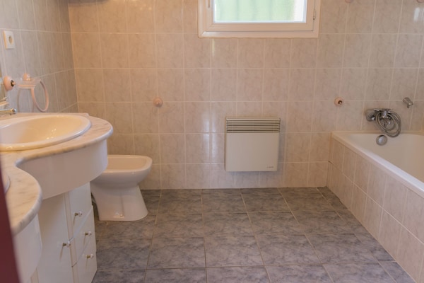 Foto van Panoramische villa aan het zwembad - Vakantiehuis in La Croix-Blanche - BathRoom