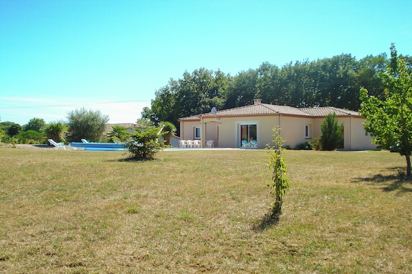 Foto van Panoramische villa aan het zwembad - Vakantiehuis in La Croix-Blanche - GardenSummer