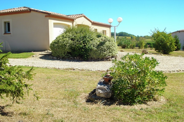 Foto van Panoramische villa aan het zwembad - Vakantiehuis in La Croix-Blanche - GardenSummer