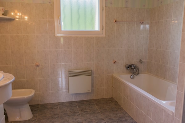 Foto van Panoramische villa aan het zwembad - Vakantiehuis in La Croix-Blanche - BathRoom