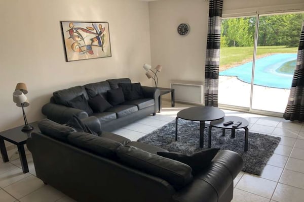 Foto van Panoramische villa aan het zwembad - Vakantiehuis in La Croix-Blanche - LivingRoom