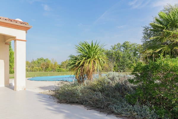 Foto van Panoramische villa aan het zwembad - Vakantiehuis in La Croix-Blanche - GardenSummer
