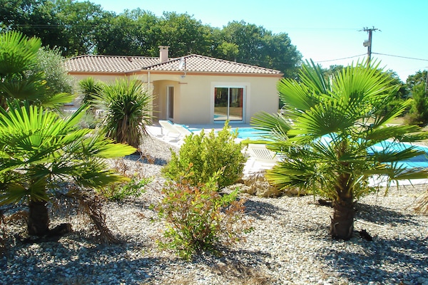 Foto van Panoramische villa aan het zwembad - Vakantiehuis in La Croix-Blanche - ExteriorSummer