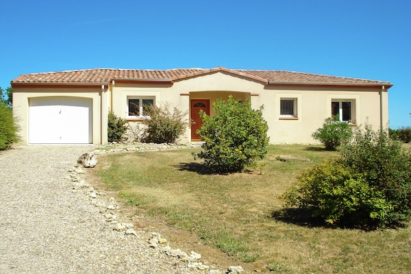 Foto van Panoramische villa aan het zwembad - Vakantiehuis in La Croix-Blanche - ExteriorSummer