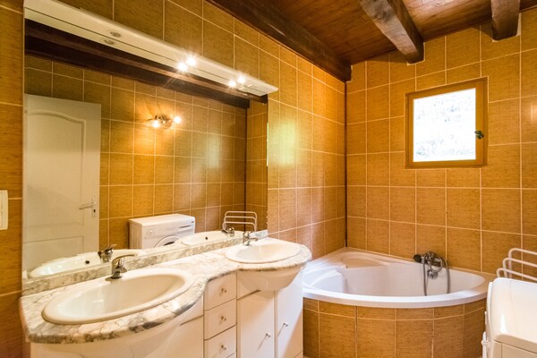 Foto van Blanquefort Natuurverblijf - Vakantiehuis in Blanquefort-Sur-Briolance - BathRoom