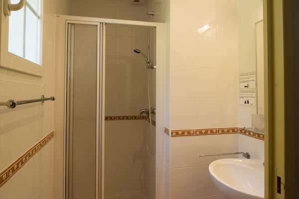 Foto van Luxe villa in Frankrijk met zwembad - Vakantiehuis in Vasles - BathRoom