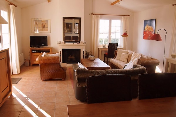 Foto van Luxe villa in Frankrijk met zwembad - Vakantiehuis in Vasles - LivingRoom