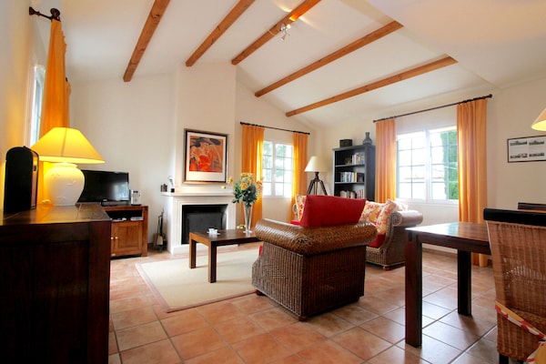 Foto van Luxe villa in Frankrijk met zwembad - Vakantiehuis in Vasles - LivingRoom