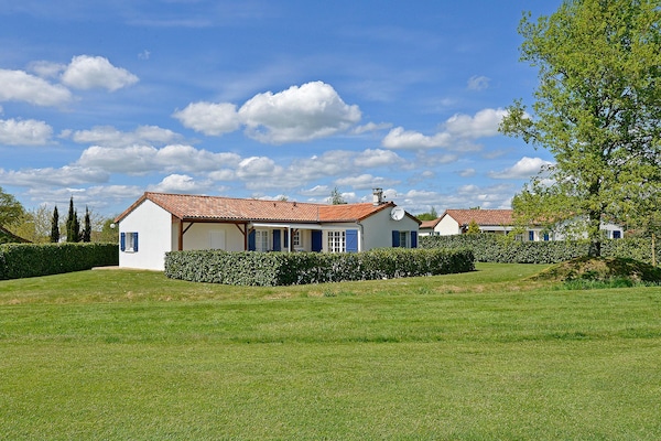 Foto van Luxe villa in Frankrijk met zwembad - Vakantiehuis in Vasles - ExteriorSummer