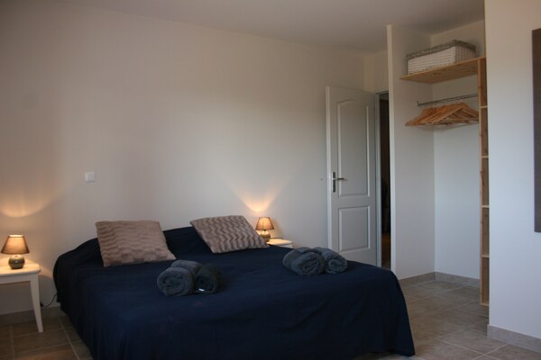 Foto van Villa in Le Plan-de-la-Tour met groen uitzicht - Vakantiehuis in Le Plan-De-La-Tour - BedRoom