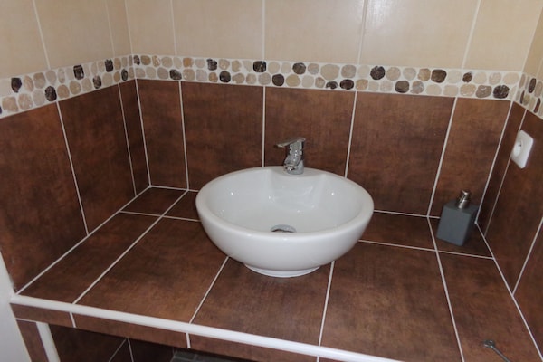 Foto van Villa in Le Plan-de-la-Tour met groen uitzicht - Vakantiehuis in Le Plan-De-La-Tour - BathRoom