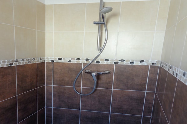 Foto van Villa in Le Plan-de-la-Tour met groen uitzicht - Vakantiehuis in Le Plan-De-La-Tour - BathRoom