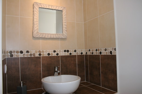Foto van Villa in Le Plan-de-la-Tour met groen uitzicht - Vakantiehuis in Le Plan-De-La-Tour - BathRoom
