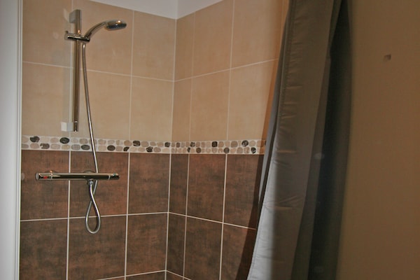 Foto van Villa in Le Plan-de-la-Tour met groen uitzicht - Vakantiehuis in Le Plan-De-La-Tour - BathRoom