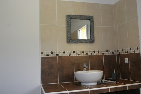 Foto van Villa in Le Plan-de-la-Tour met groen uitzicht - Vakantiehuis in Le Plan-De-La-Tour - BathRoom