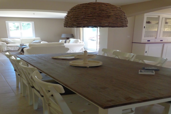 Foto van Villa in Le Plan-de-la-Tour met groen uitzicht - Vakantiehuis in Le Plan-De-La-Tour - DiningRoom