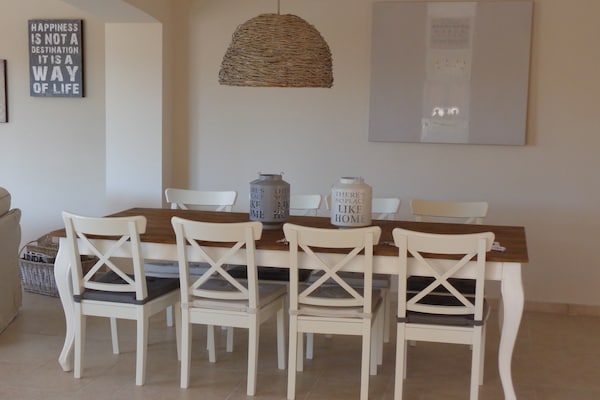 Foto van Villa in Le Plan-de-la-Tour met groen uitzicht - Vakantiehuis in Le Plan-De-La-Tour - DiningRoom