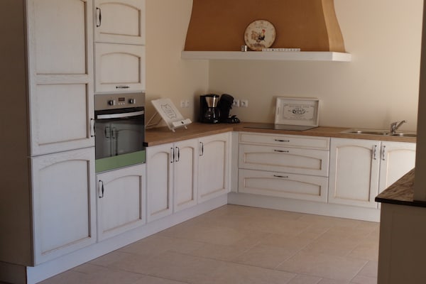 Foto van Villa in Le Plan-de-la-Tour met groen uitzicht - Vakantiehuis in Le Plan-De-La-Tour - Kitchen