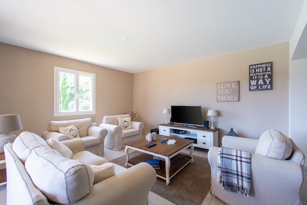 Foto van Vakantiehuis in Le Plan-de-la-Tour met Zwembad - Vakantiehuis in Le Plan-De-La-Tour - LivingRoom