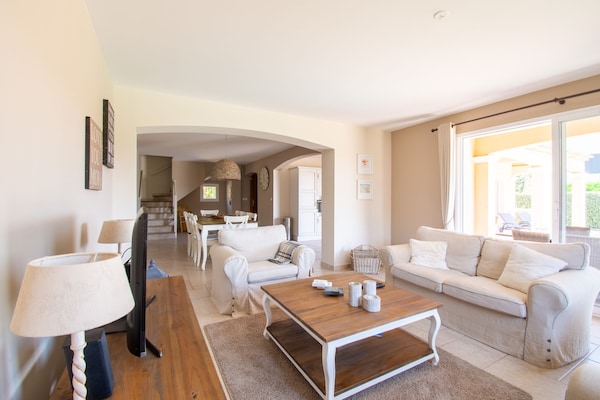 Foto van Vakantiehuis in Le Plan-de-la-Tour met Zwembad - Vakantiehuis in Le Plan-De-La-Tour - LivingRoom