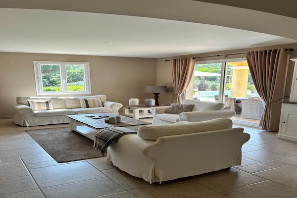 Foto van Vakantiehuis in Le Plan-de-la-Tour met Zwembad - Vakantiehuis in Le Plan-De-La-Tour - LivingRoom