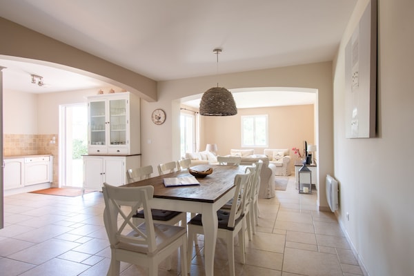 Foto van Vakantiehuis in Le Plan-de-la-Tour met Zwembad - Vakantiehuis in Le Plan-De-La-Tour - DiningRoom