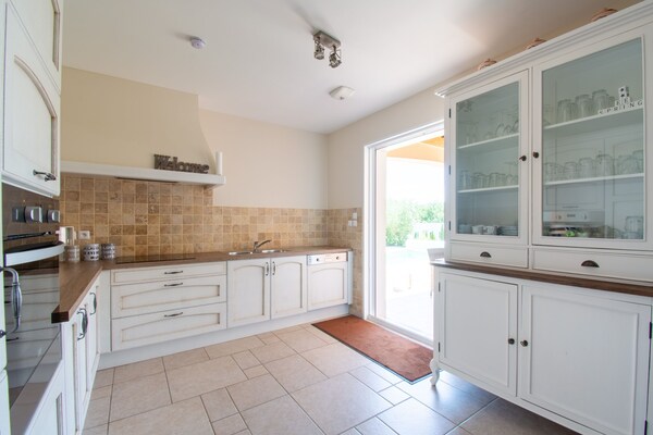 Foto van Vakantiehuis in Le Plan-de-la-Tour met Zwembad - Vakantiehuis in Le Plan-De-La-Tour - Kitchen