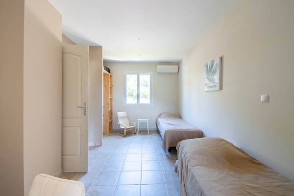 Foto van Vakantiehuis in Le Plan-de-la-Tour met Zwembad - Vakantiehuis in Le Plan-De-La-Tour - BedRoom
