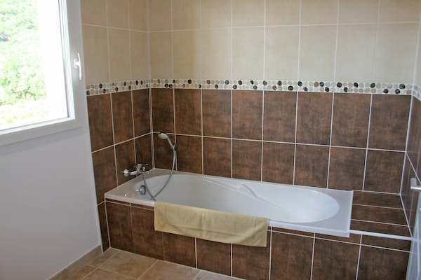 Foto van Vakantiehuis in Le Plan-de-la-Tour met Zwembad - Vakantiehuis in Le Plan-De-La-Tour - BathRoom