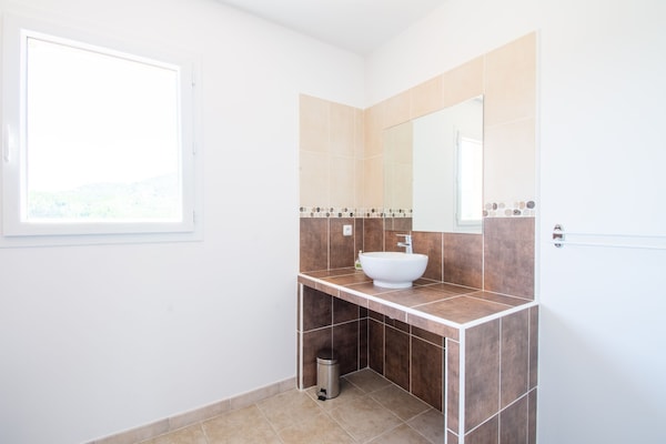 Foto van Vakantiehuis in Le Plan-de-la-Tour met Zwembad - Vakantiehuis in Le Plan-De-La-Tour - BathRoom