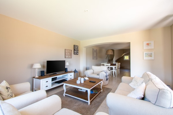 Foto van Vakantiehuis in Le Plan-de-la-Tour met Zwembad - Vakantiehuis in Le Plan-De-La-Tour - LivingRoom