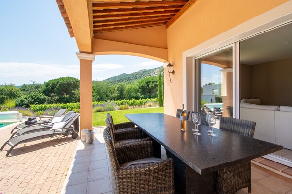 Foto van Vakantiehuis in Le Plan-de-la-Tour met Zwembad - Vakantiehuis in Le Plan-De-La-Tour - TerraceBalcony