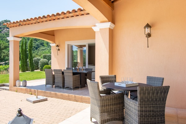 Foto van Vakantiehuis in Le Plan-de-la-Tour met Zwembad - Vakantiehuis in Le Plan-De-La-Tour - TerraceBalcony