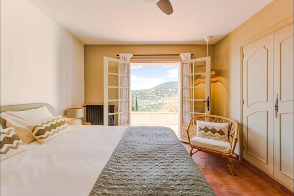 Foto van Villa in Cavalaire met Zeezicht & Zwembad - Vakantiehuis in Cavalaire sur Mer - BedRoom