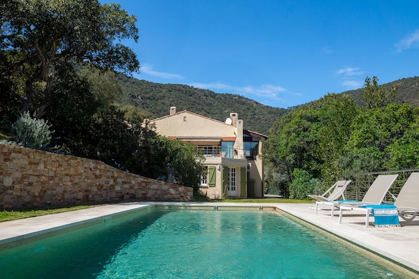 Foto van Villa in Cavalaire-sur-Mer met uitzicht op zee - Vakantiehuis in Cavalaire-sur-Mer - PoolOfHouse