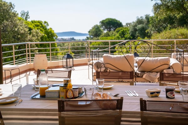 Foto van Villa in Cavalaire-sur-Mer met uitzicht op zee - Vakantiehuis in Cavalaire-sur-Mer - TerraceBalcony