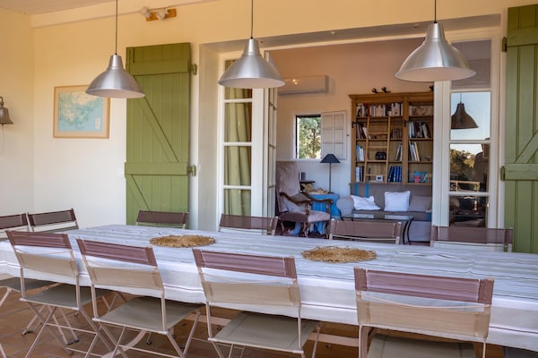 Foto van Villa in Cavalaire-sur-Mer met uitzicht op zee - Vakantiehuis in Cavalaire-sur-Mer - DiningRoom