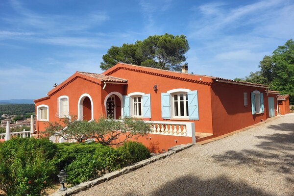 Foto van Villa Christine, met zwembad en uitzicht - Vakantiehuis in Carcès - ExteriorSummer
