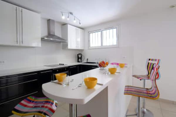 Foto van Vakantiehuis met zwembad en uitzicht op de natuur - Vakantiehuis in Bagnols en Foret - Kitchen