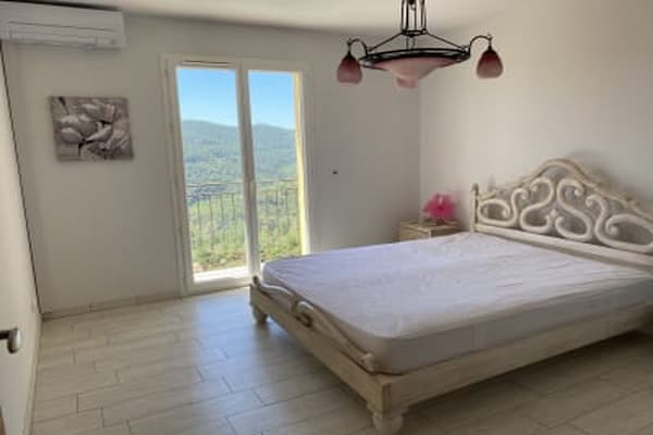 Foto van Vakantiehuis met zwembad en uitzicht op de natuur - Vakantiehuis in Bagnols en Foret - BedRoom